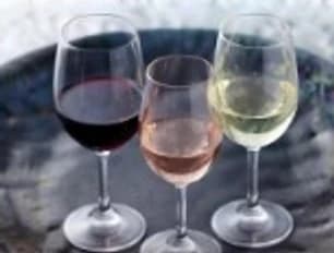 Copas de vino tinto, rosado y blanco
